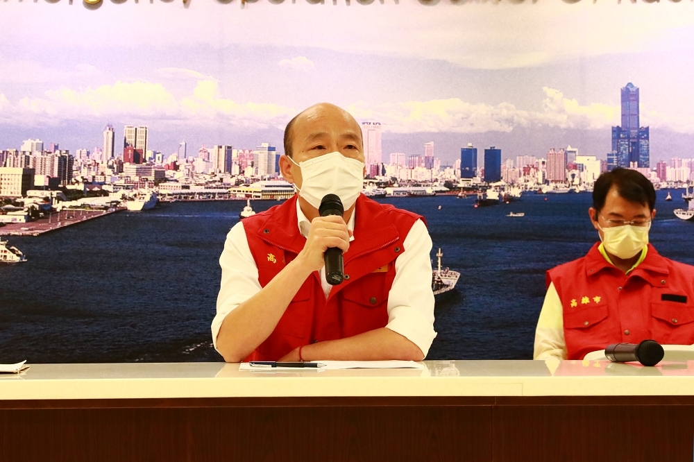 高雄市長韓國瑜日前要對高雄市4000多名第一線醫護人員進行「全面篩檢」引反彈，26日又被媒體詢及。（資料照片／高雄市政府提供）