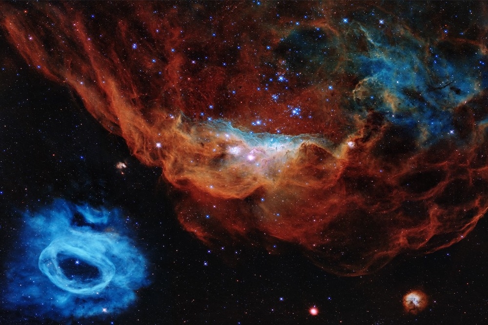 圖中一團紅色巨大的星雲是（NGC 2014），在其旁藍色較小的星雲是（NGC2020）。（取自Hubble Space Telescope臉書）