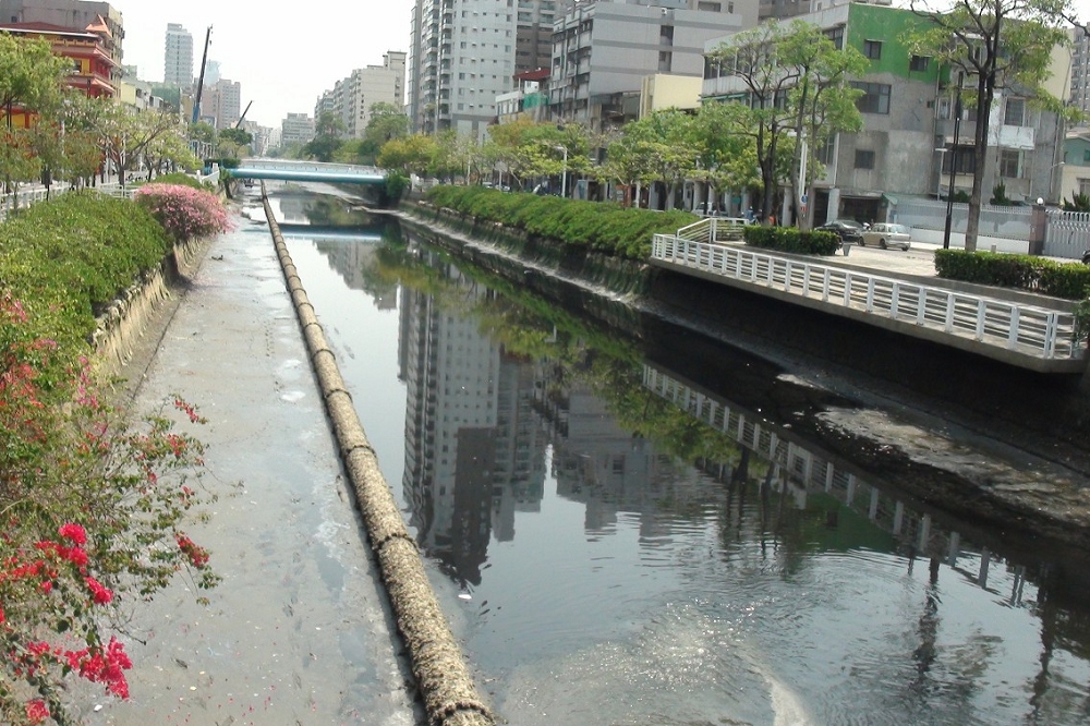 高雄市府水利局啟動清淤計畫，幸福川花費僅10天，終於在4月30日完工三大路段清淤。（高雄市水利局提供）