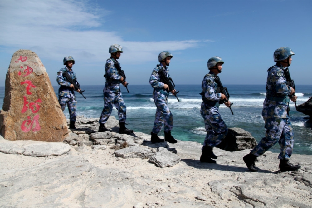解放軍部隊登上西沙群島宣示主權。（湯森路透）