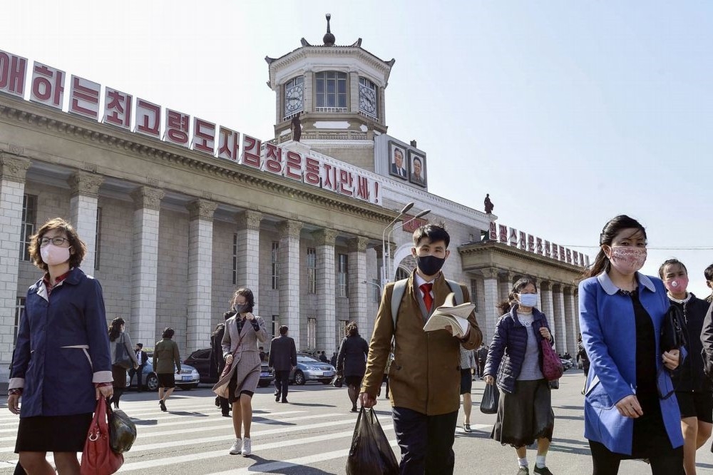 儘管北韓宣稱目前境內仍無疫情，圖為平壤民眾戴口罩。（湯森路透）