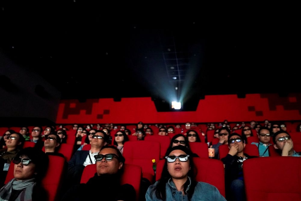 中國電影產業因新冠肺炎疫情遭受重創，圖為中國青島市內電影院場景。（湯森路透）