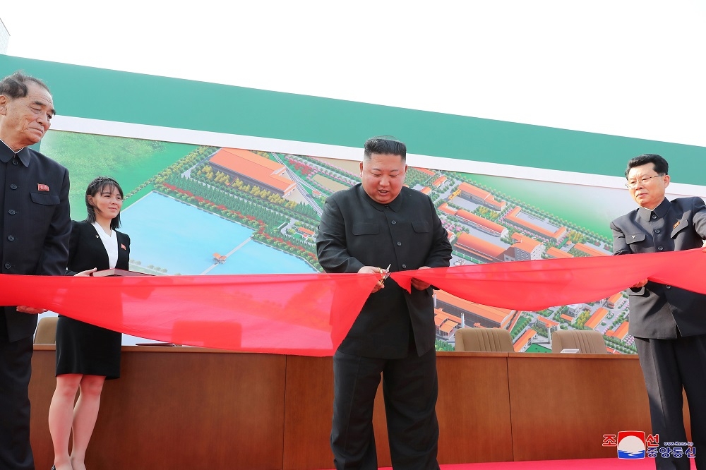 北韓官媒照片宣稱金正恩1日出席剪綵。（湯森路透）