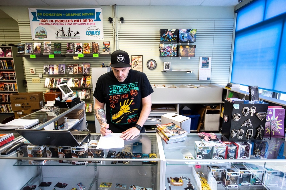 愛荷華州的「白日夢漫畫」（Daydreams Comics）店主鮑爾（Zach Power）接收進貨。（湯森路透）