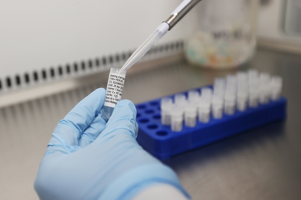 有科學家倡議在研發新冠疫苗上直接在人體進行實驗。（湯森路透）