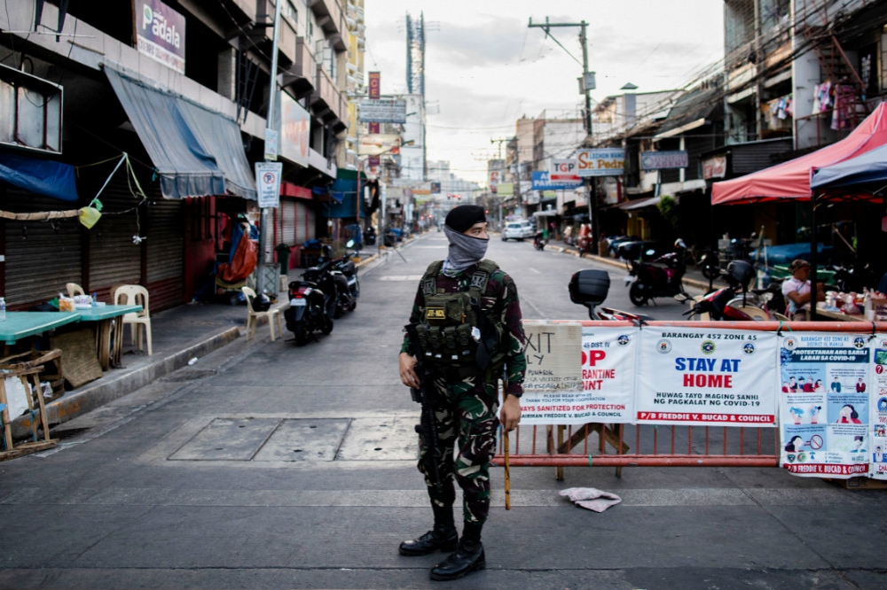 負責把關和管理社區封鎖令的菲律賓警察。（湯森路透）