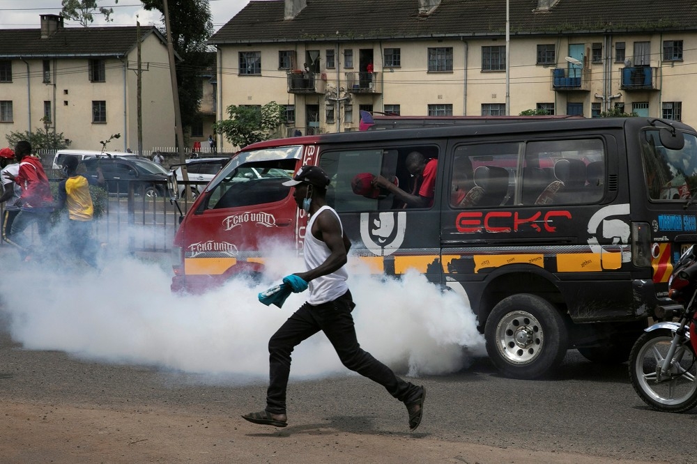 肯亞一名男子據傳違反居家隔離措施被警察打死，民眾上街抗議遭警方扔擲催淚彈。（湯森路透）
