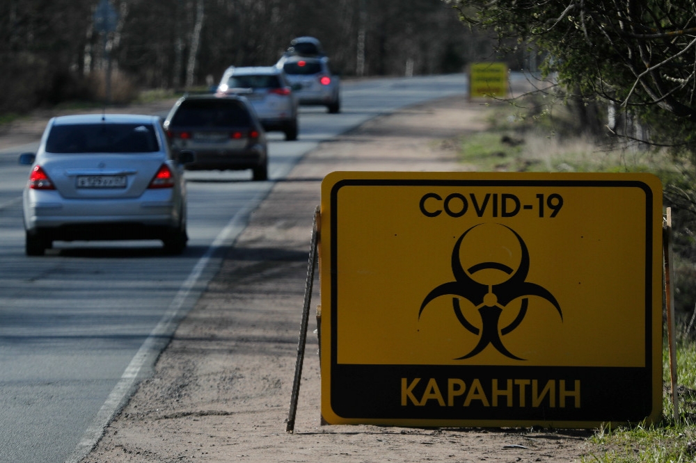隨著國內疫情愈發嚴重，俄羅斯地方政府在公路旁豎立肺炎警示牌。（湯森路透）