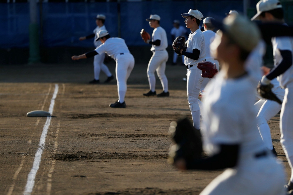 正在訓練的日本高中棒球選手。（湯森路透）