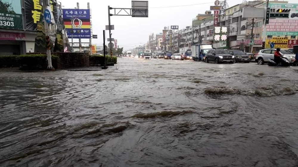 雨炸南台灣，高雄22日早上多處傳出路面積水災情。圖為鳳仁路。（取自「高雄大小事」臉書）