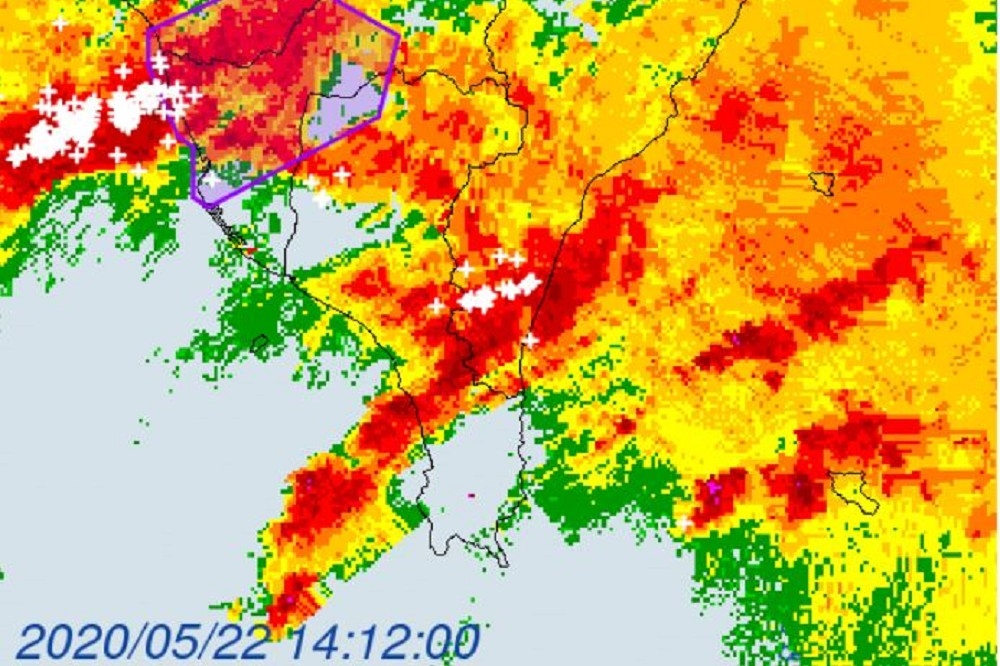 中央氣象局於22日下午2點22分針對「台南市、高雄市、屏東縣」發布最新大雷雨即時訊息。（取自中央氣象局）