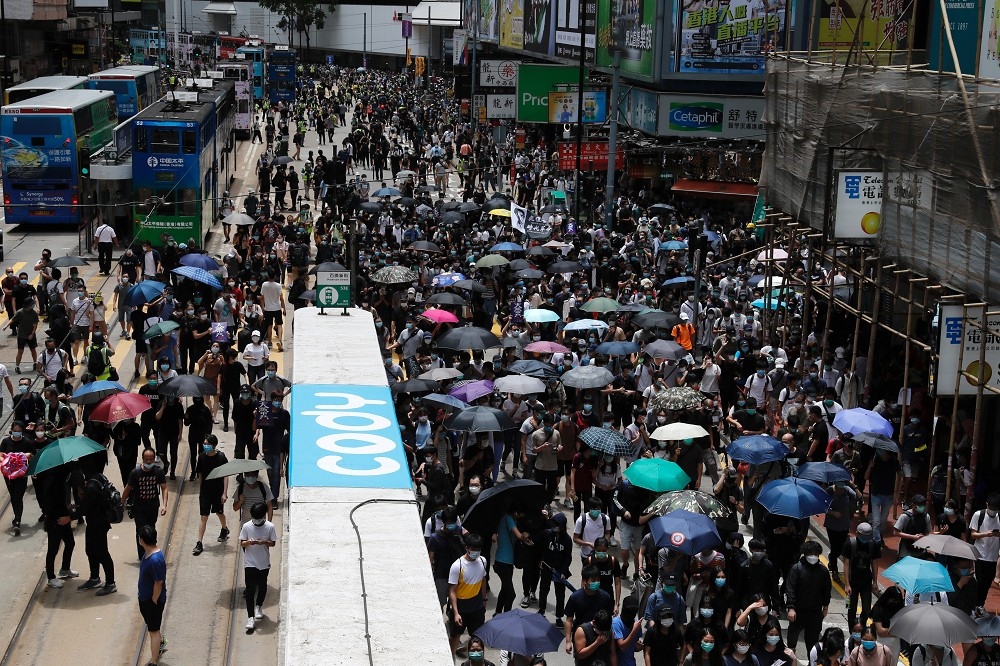 香港24日爆發疫情後最大遊行，抗議中國強推「港版國安法」。（湯森路透）