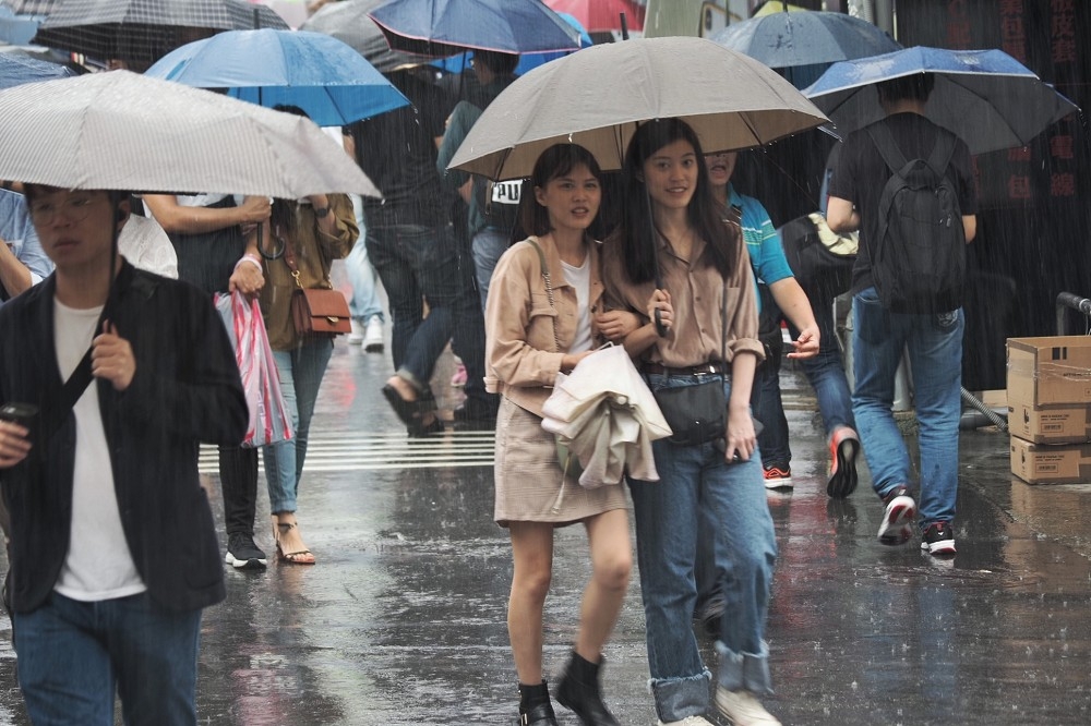 中央氣象局預報，26日起至28日，一波梅雨鋒面又將影響台灣，天氣不穩定，民眾要小心劇烈降雨。
