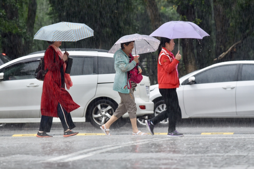 26日晚間開始，台灣將連續3天受滯留鋒面影響，要防範雷擊、強風、瞬間大雨等劇烈天氣。（資料照片／張哲偉攝）