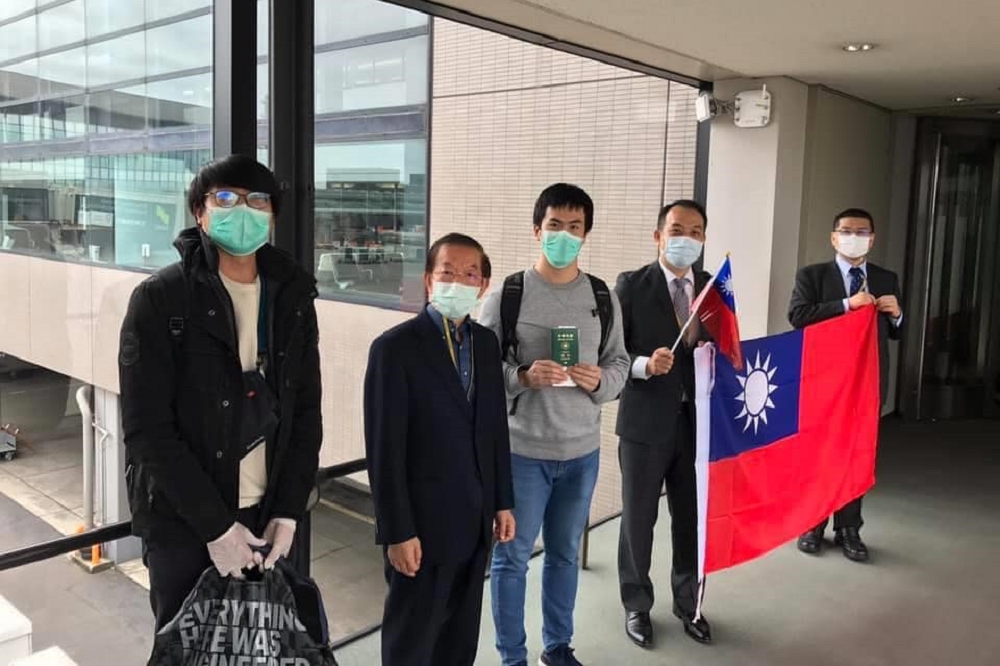 駐日代表謝長廷26日下午在東京成田機場迎接搭乘日航專機的台灣滯俄留學生。（取自謝長廷臉書）