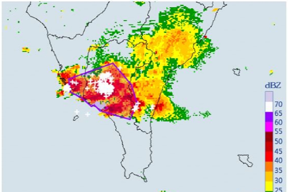 中央氣象局針對「高雄市、屏東縣、台東縣」發布大雷雨即時訊息。（取自中央氣象局）
