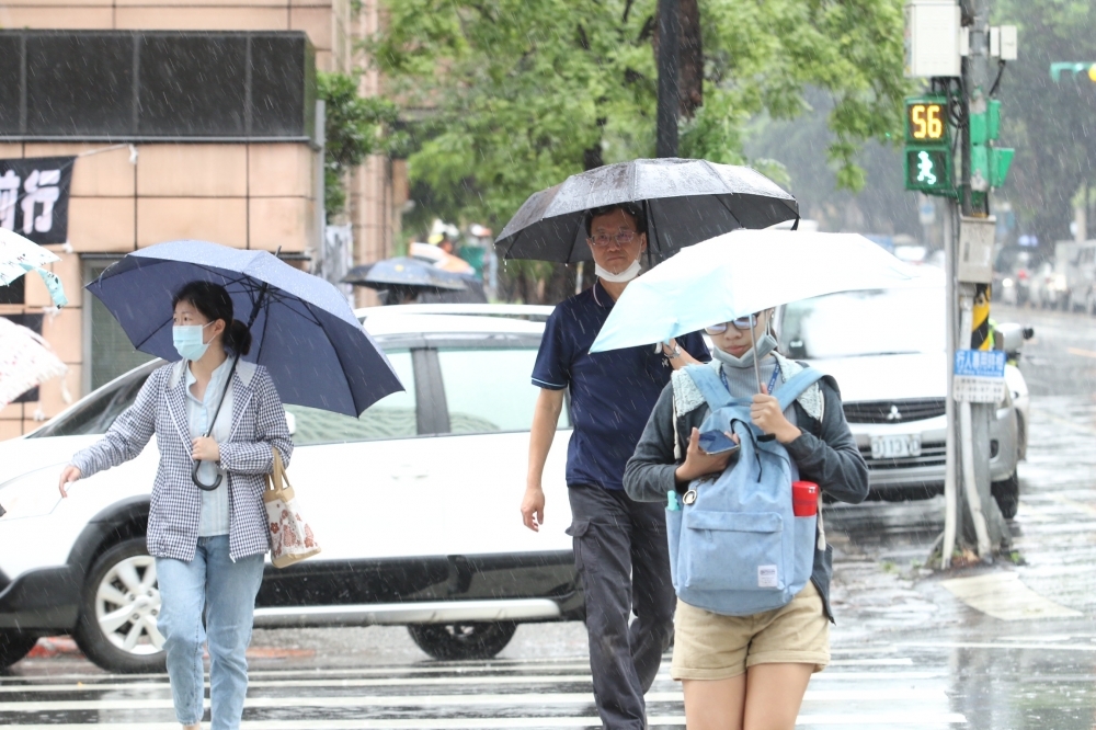 央氣象局29日清晨4點雖發布雲林以南6縣市有局部大雨發生的機率，但天氣將趨緩，周末轉為午後對流旺盛。（資料照片／王侑聖攝）