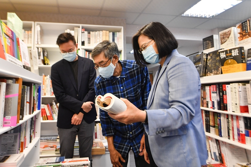 蔡英文總統29日到位於台北中山區的銅鑼灣書店，拜訪曾受北京迫害的書店創辦人林榮基。（中央社提供）