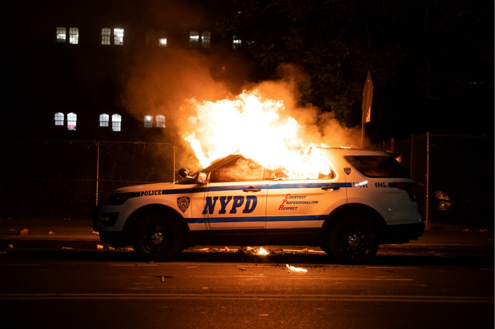 紐約市警的車輛遭放火焚燒。（湯森路透）
