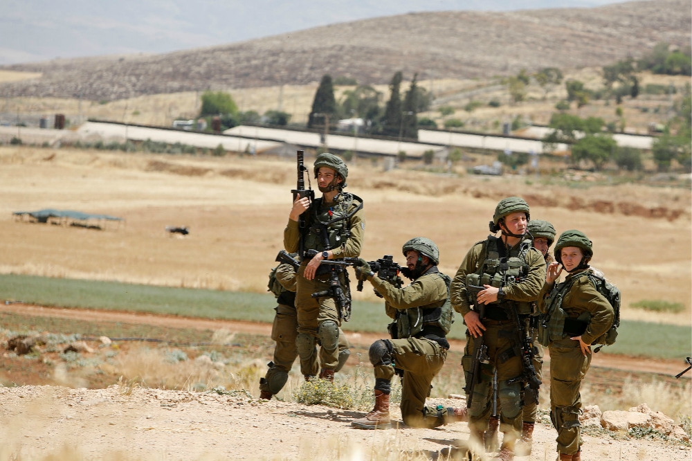 以色列長年採行「全民皆兵」的徵兵制政策。（湯森路透）