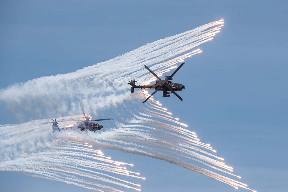 國軍第五作戰區2日進行「聯合反登陸作戰操演」，圖為陸軍AH－64E攻擊直升機發射熱焰彈。（國防部提供）