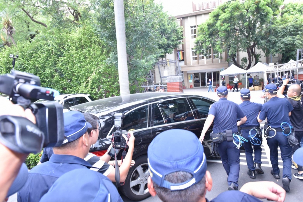 監察院長被提名人陳菊14日於上午11點半左右乘坐民進黨總召柯建銘的車離開立法院。（楊約翰攝）