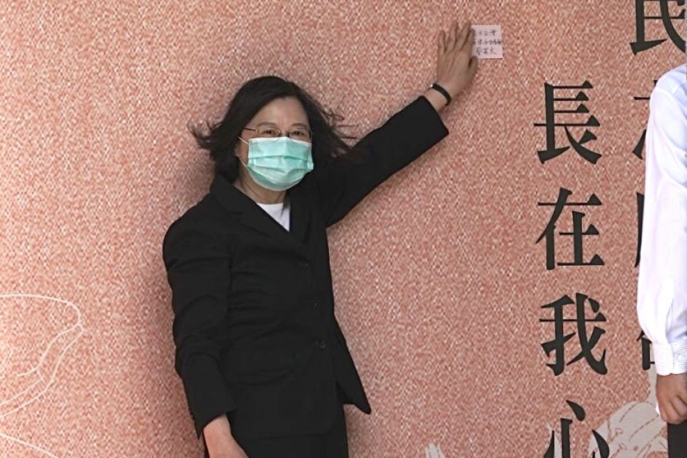 蔡英文在紙條上寫著：「民主台灣有您永恆看顧。」並貼在留言牆上。（王侑聖攝）
