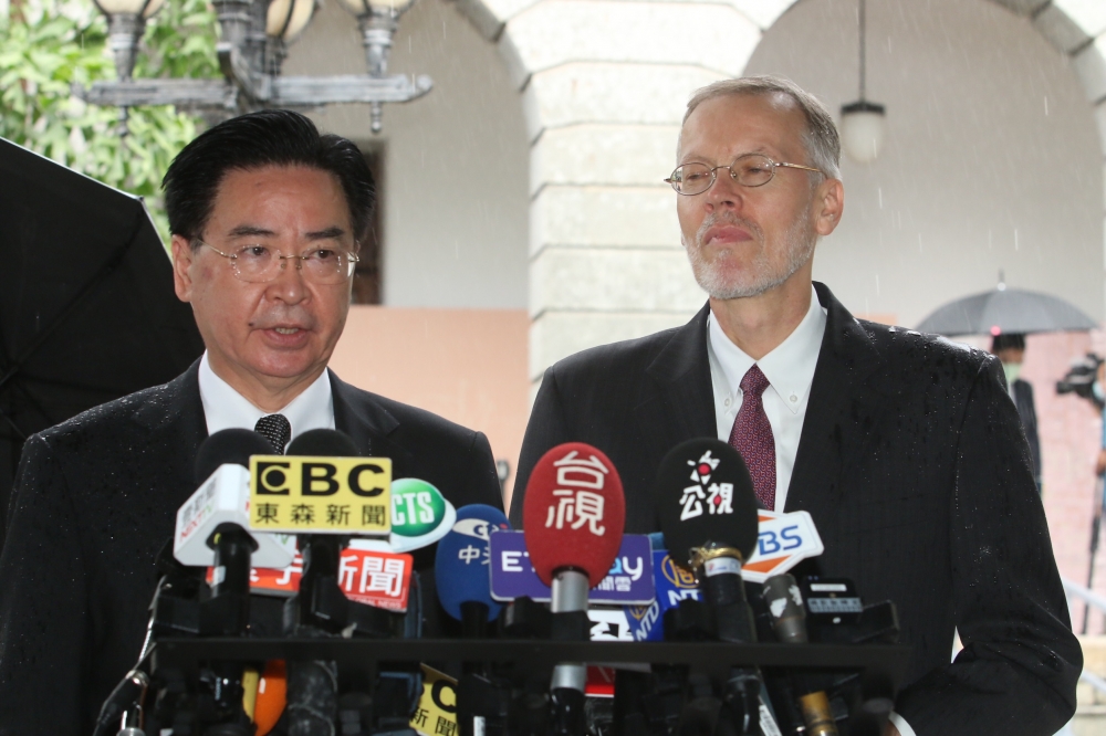 外交部長吳釗燮（左）、美國在台協會AIT處長酈英傑3日上午一同前往追悼致哀前總統李登輝。（王侑聖攝）