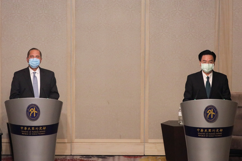 美國衛生及公共服務部部長阿札爾（左）11日上午10時與外交部長吳釗燮（右）在台北舉行雙部長媒體見面會，兩人輪流致詞並合影。（湯森路透）