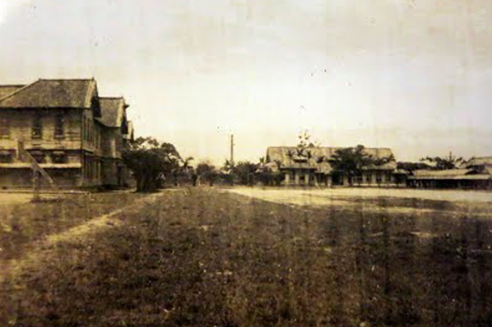 早期的建中，畫面左邊是籃球場與木造樓，正前方教職員宿舍。（圖片由作者提供）
