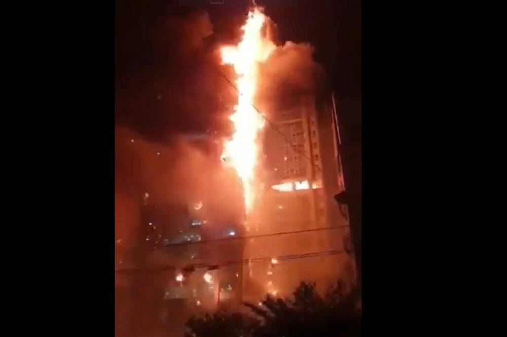 南韓一棟33層樓高大樓發生火災。（擷自南韓網友推特）