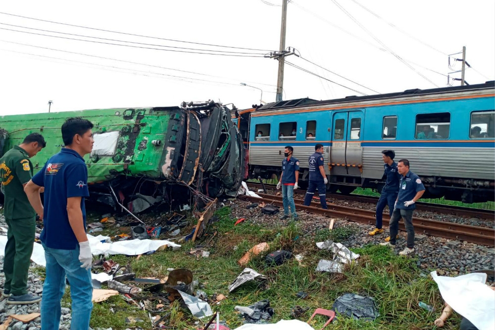 泰國北柳府發生火車與巴士衝撞的死亡車禍。（湯森路透）