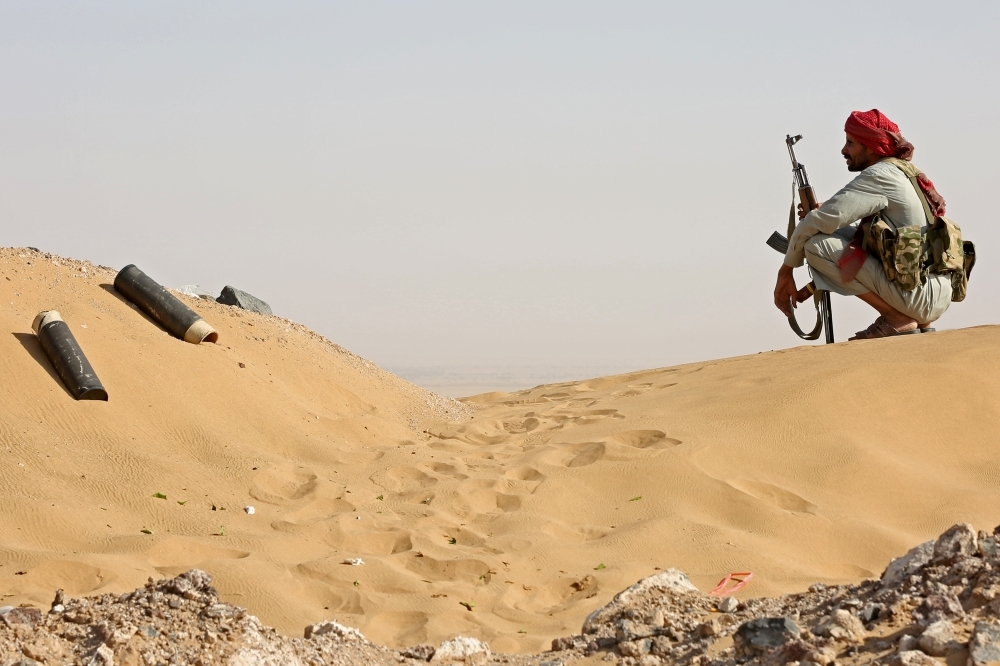 一位在前線與胡賽組織對抗的親葉門政府戰士。（湯森路透）