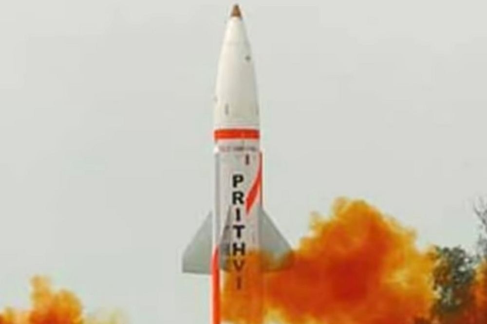 印度成功試射可攜帶核彈頭的「大地-2」短程飛彈。（擷取自YouTube「Defence Squad」頻道）