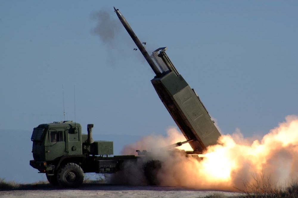 美國對台的「新三項軍售」之一，海馬士多管火箭系統（HIMARS）發射畫面。（取自U.S. Army）