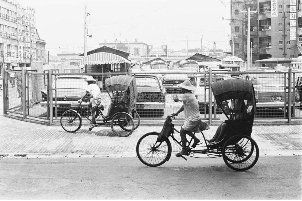 五零年代的三輪車一度是台灣主要的代步工具。（圖片摘自網路）