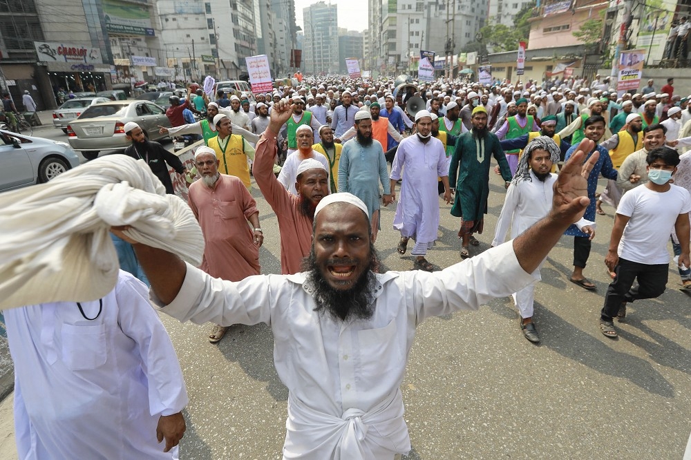 孟加拉伊斯蘭團體抗議法國總統馬卡洪的言論。（湯森路透）