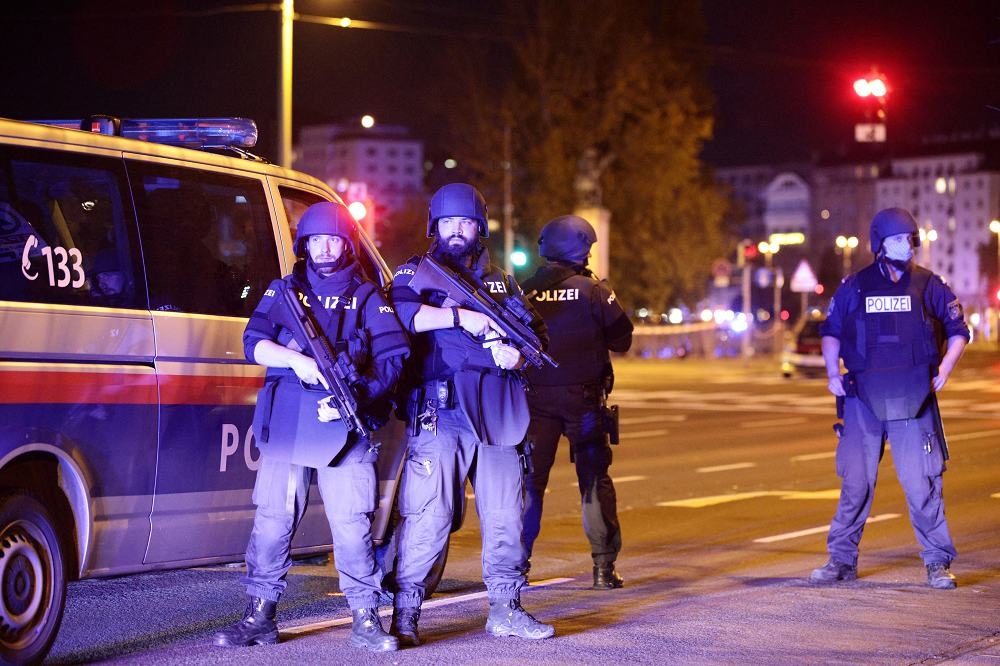 警方在維也納各處持槍戒備。（湯森路透）