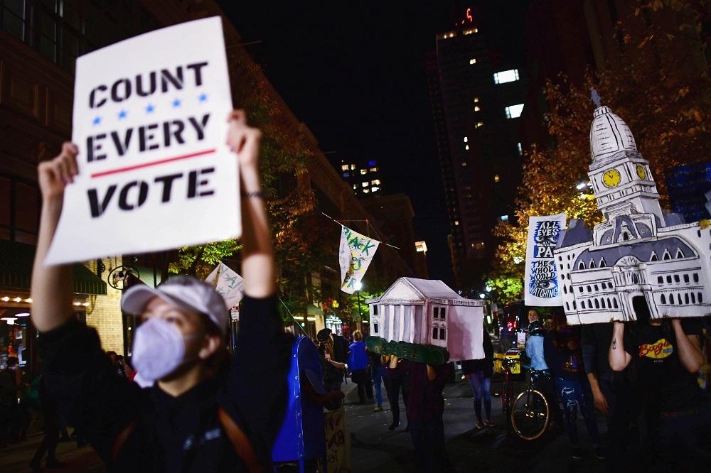 美國賓州費城，抗議人士高舉要「計算每一張票」。（湯森路透）