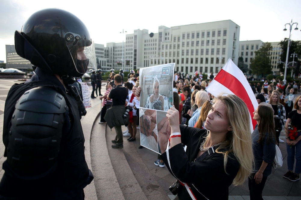 白俄民眾抗議警方暴力鎮壓。（湯森路透）