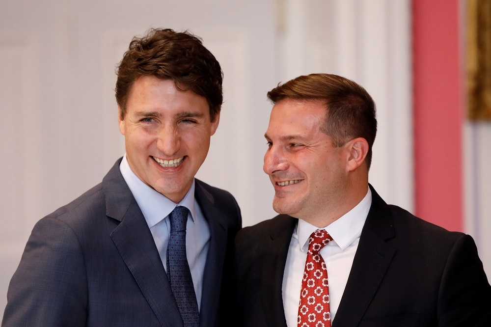 加拿大移民部長門迪奇諾（左）與加拿大總理杜魯多（右）。（湯森路透）