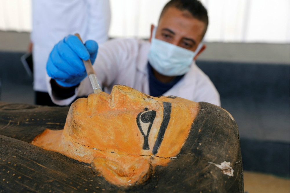 埃及開羅出土百餘具距今約2500年的彩繪古棺，是2020年最大考古發現。（湯森路透）
