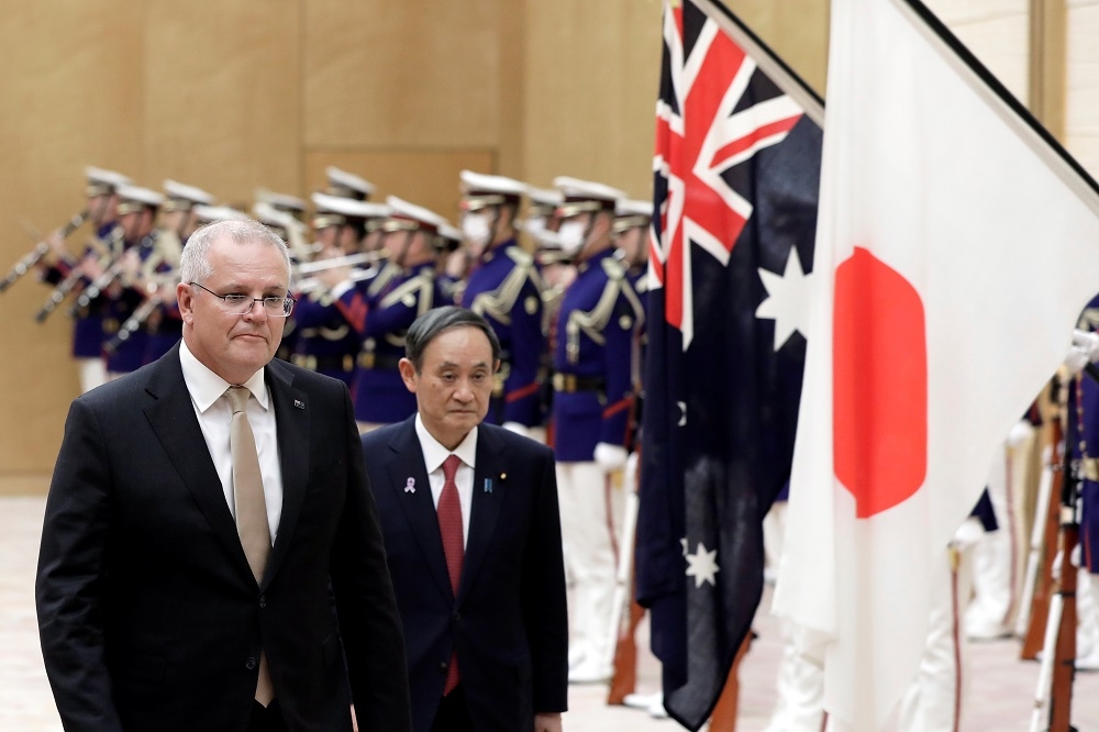 澳洲總理莫里森（左）與日本首相菅義偉（右）17日會面。
