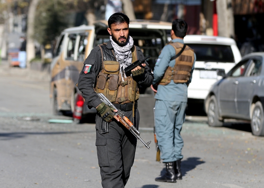 阿富汗首都喀布爾21日遭連續火箭彈襲擊。（湯森路透）
