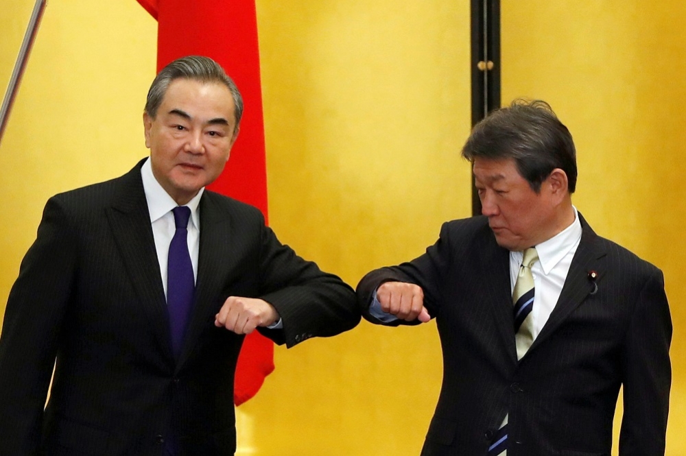 中國外交部長王毅（左）、日本外務大臣茂木敏充（右）。（湯森路透）