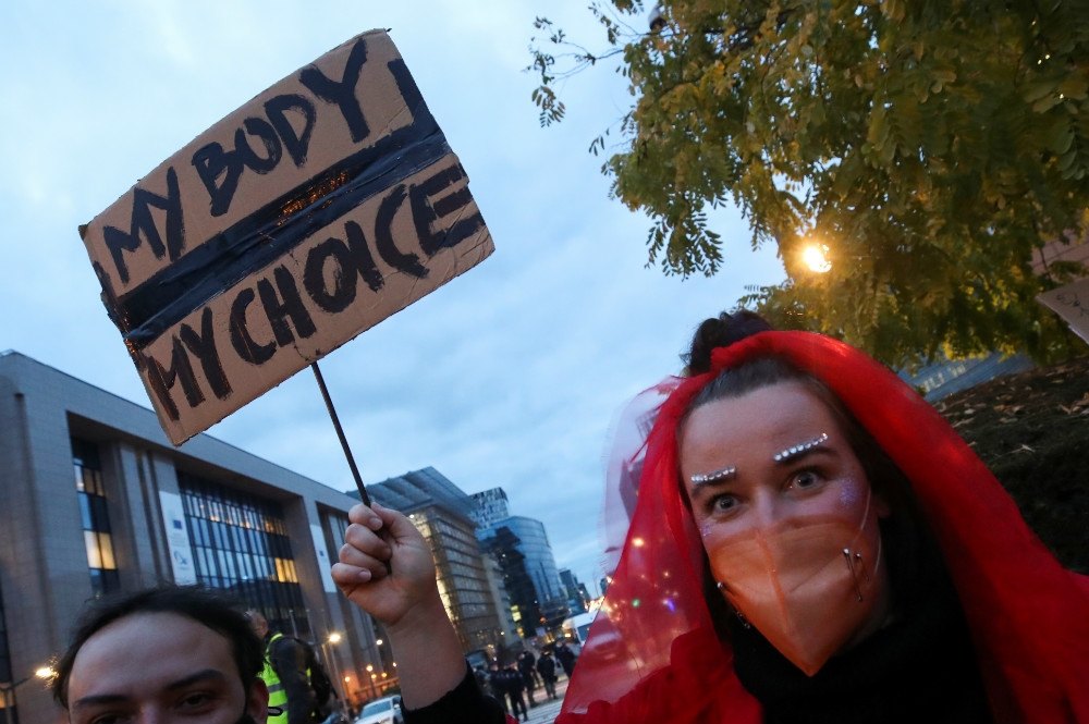 波蘭政府限縮女性墮胎自主權，引發十萬群眾上街抗議。（湯森路透）