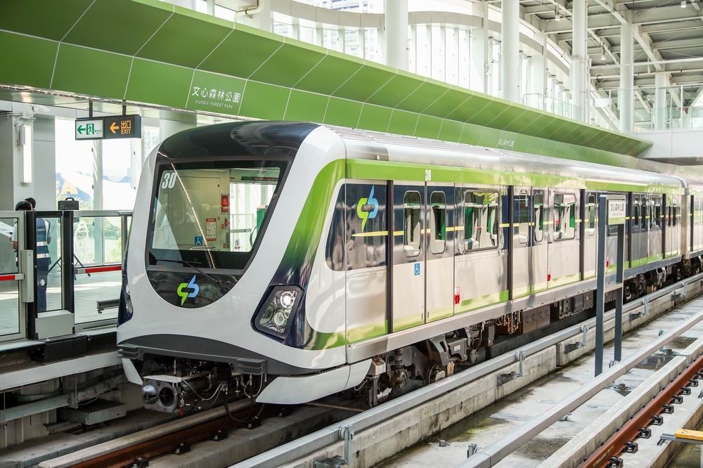 台中捷運綠線18列車在29日檢測完畢後，又發現新連結器軸心斷裂，試營運與通車時程恐再延後。（中捷提供）