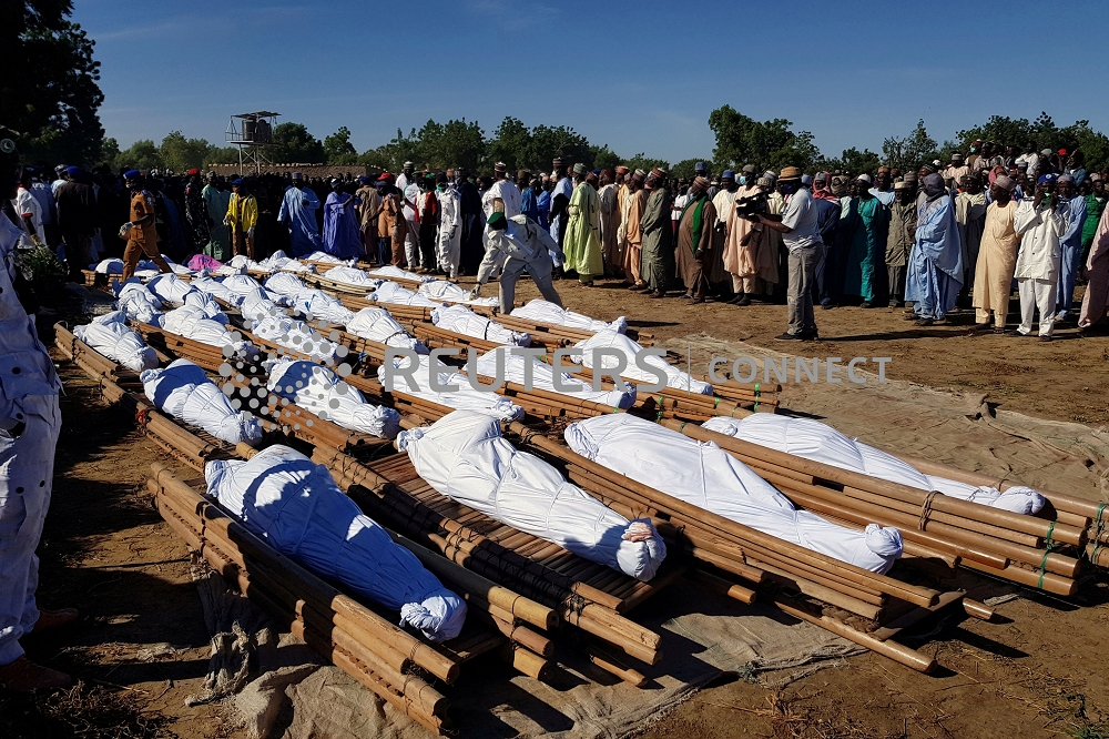 28日的恐怖攻擊造成110人死亡，人們聚集在受難者遺體旁，準備下葬。（湯森路透）