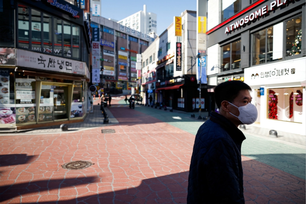 受到疫情衝擊、首爾街頭不如往常熱鬧。（湯森路透）