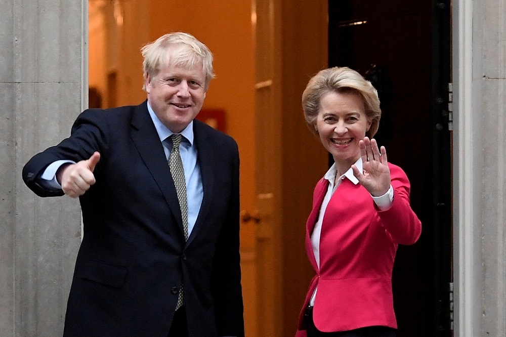 英國首相強森（左）與歐盟執委會主席馮德萊恩（右）。（湯森路透）